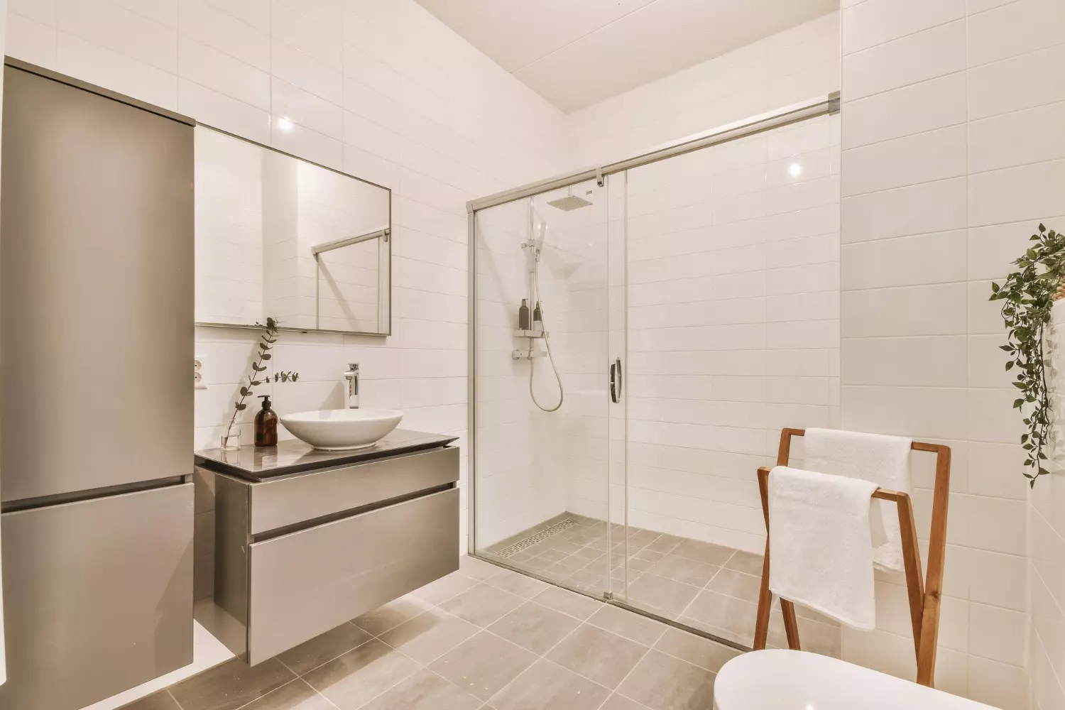 What is a bathroom remodeling service?