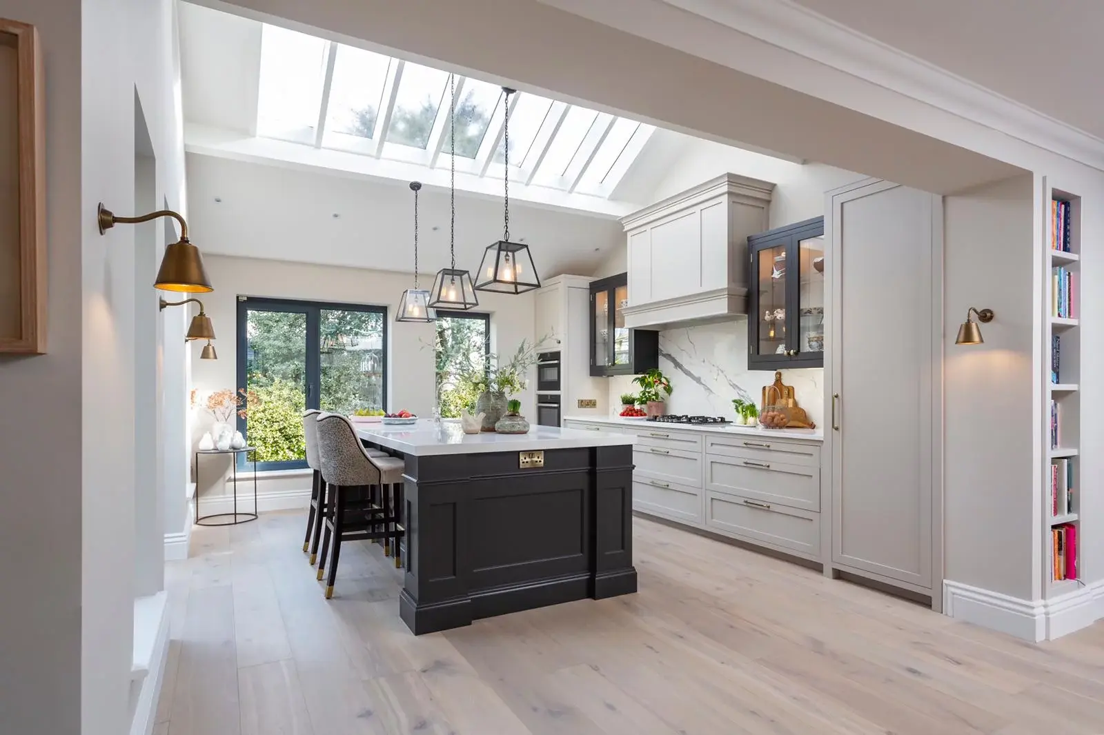 Neutral tones (e.g., beige, gray, taupe)